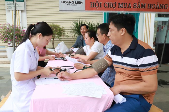Cán bộ y tế kiểm tra sức khỏe cho tình nguyện viên tham gia hiến máu.