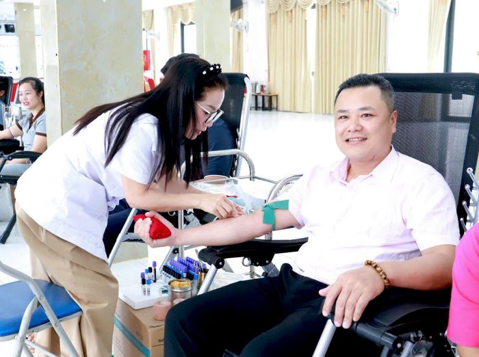 Các tình nguyện viên hào hứng tham gia hiến máu - nghĩa cử cao đẹp trong cộng đồng.