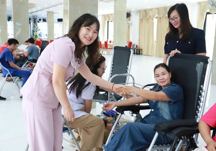 Lãnh đạo xã Tân Uyên động viên các tình nguyện viên hiến máu.