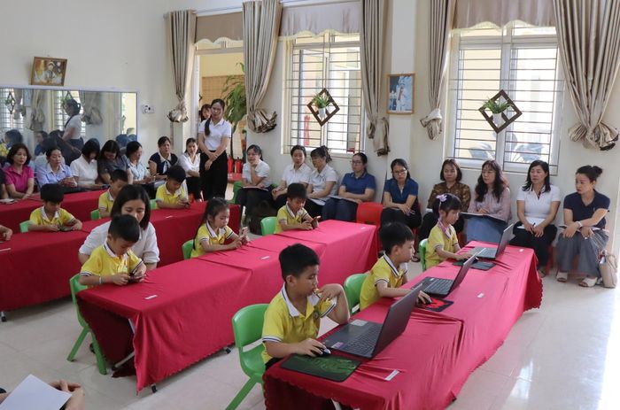 Đại biểu dự giờ thực tế tại lớp học.
