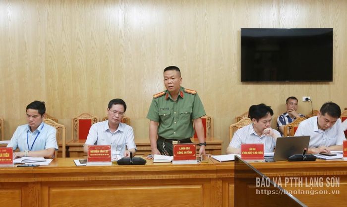 Đại diện Công an tỉnh trao đổi tại buổi làm việc