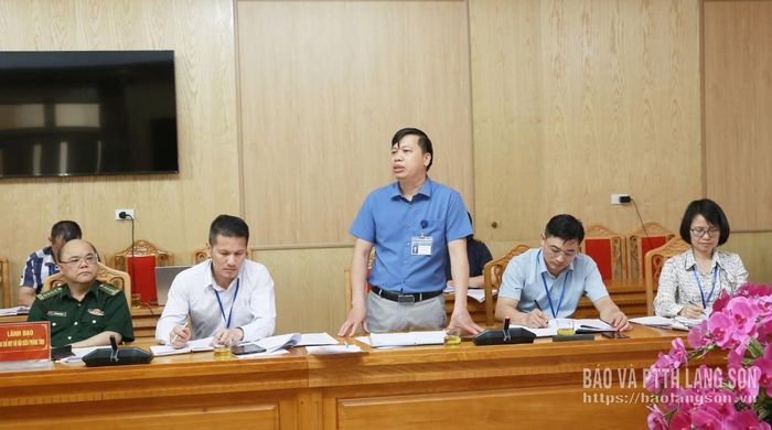 Lãnh đạo phòng chuyên môn của Sở Dân tộc và Tôn giáo phát biểu tại buổi làm việc