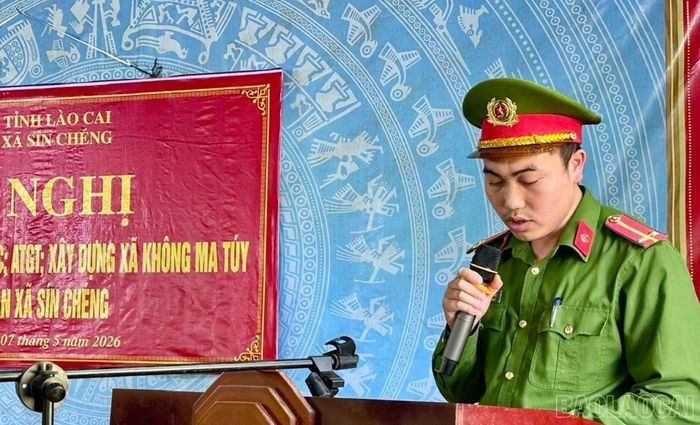 Cán bộ Công an xã Sín Chéng tuyên truyền về tác hại của ma túy, nhận diện thủ đoạn của các loại tội phạm.