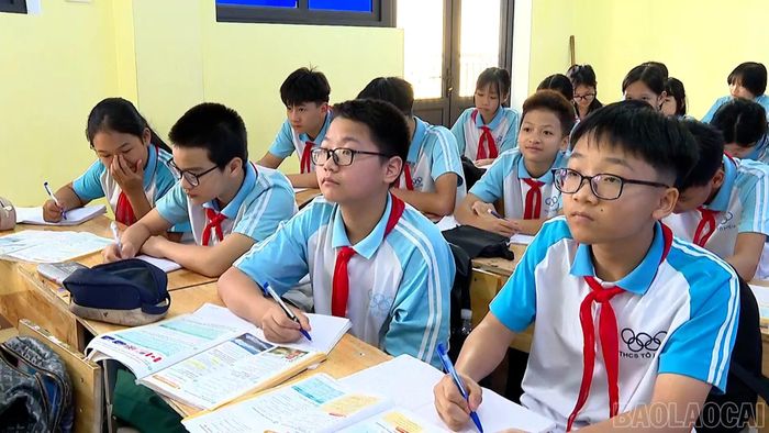 Tú luôn chăm chỉ và tích cực trong giờ học tại trường.