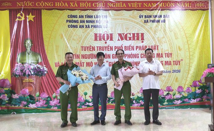 Lãnh đạo xã Phình Hồ khen thưởng tổ công tác của Công an tỉnh và Công an xã.