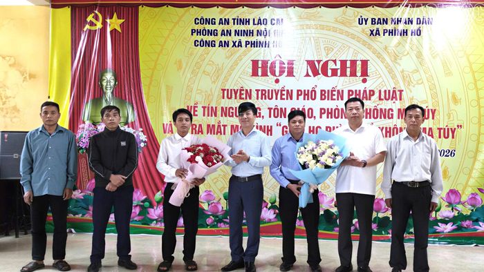 Công an tỉnh và lãnh đạo xã Phình Hồ tặng hoa, chúc mừng các thành viên Tổ tự quản "Giáo họ Phình Hồ không ma túy".