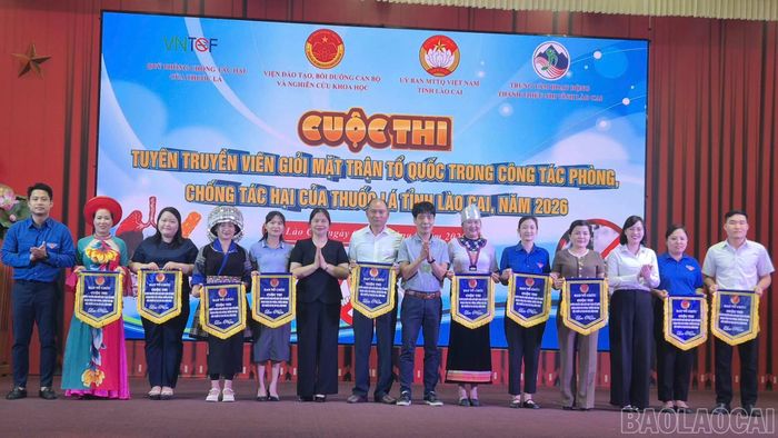Ban tổ chức trao cờ lưu niệm cho các đội thi.