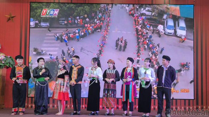 Phần thi chào hỏi của đội xã Bảo Hà.