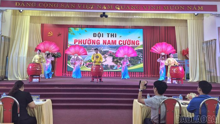 Phần thi chào hỏi của đội phường Nam Cường.