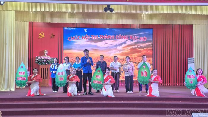 Phần thi sân khấu hóa của đội phường Nam Cường.