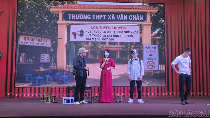 Phần thi sân khấu hóa của đội xã Văn Chấn.