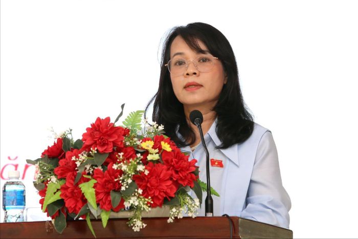 ĐBQH Phạm Thị Hồng Yến báo cáo kết quả giải quyết các kiến nghị mà cử tri nêu ra ở kỳ họp trước
