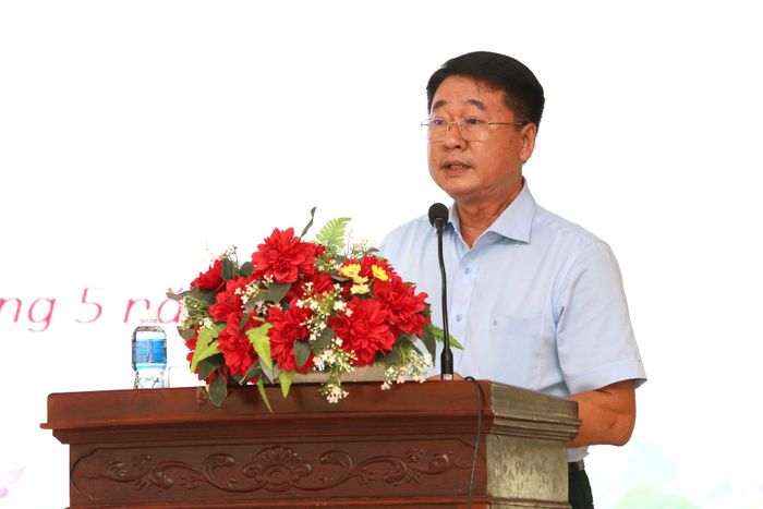 Đồng chí Nguyễn Minh Dũng, Phó Chủ tịch UBND xã Tánh Linh trao đổi về các ý kiến của cử tri