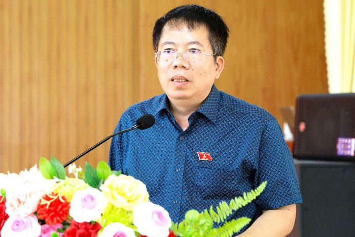 ĐBQH Nguyễn Văn Hiển ghi nhận các kiến nghị của cử tri và đề nghị các sở, ngành, địa phương quan tâm, giải quyết