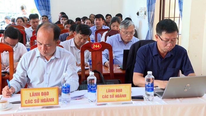 Đại diện lãnh đạo các sở, ngành tham dự hội nghị