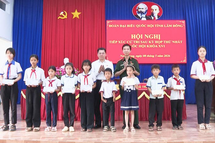 Đoàn ĐBQH tỉnh Lâm Đồng tặng quà cho học sinh có hoàn cảnh khó khăn và gia đình chính sách xã Nam Dong