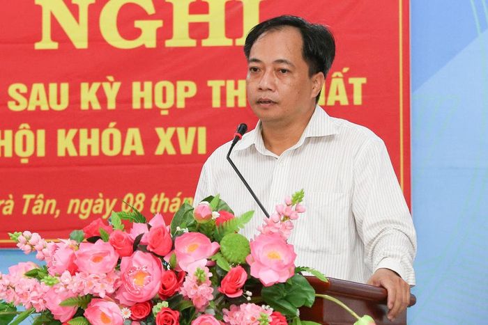 Đồng chí Đỗ Đức Anh, Phó Chủ tịch UBND xã Trà Tân trả lời các kiến nghị của cử tri