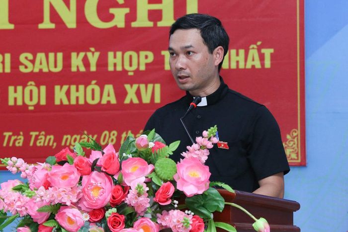 Đại biểu Lê Nguyên Thao báo cáo kết quả giải quyết các kiến nghị của cử tri xã Trà Tân nêu ra tại các kỳ họp trước