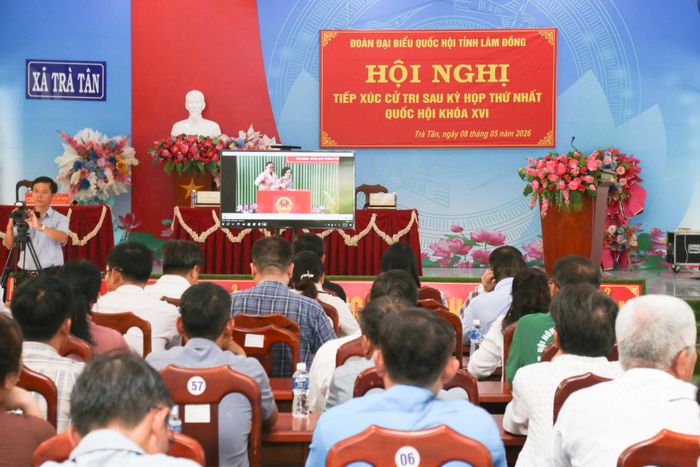 Cử tri xã Trà Tân xem video về kết quả Kỳ họp thứ nhất, Quốc hội khóa XVI