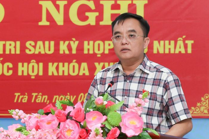 Đại biểu Huỳnh Ngọc Liêm trả lời các kiến nghị của cử tri