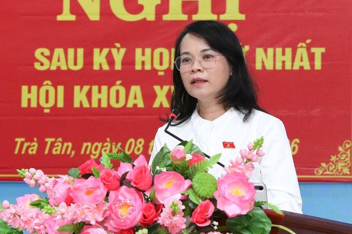 Đại biểu Phạm Thị Hồng Yến trả lời các kiến nghị của cử tri