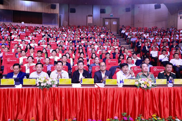 Các đồng chí trong Ban Thường vụ Tỉnh ủy Lâm Đồng và lãnh đạo chủ chốt các sở, ngành, địa phương dự hội nghị