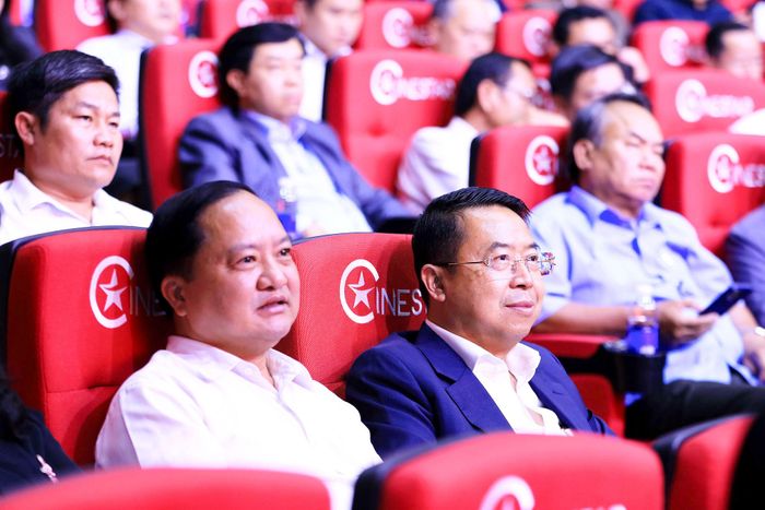 Lãnh đạo các sở, ngành quan tâm theo dõi hội nghị