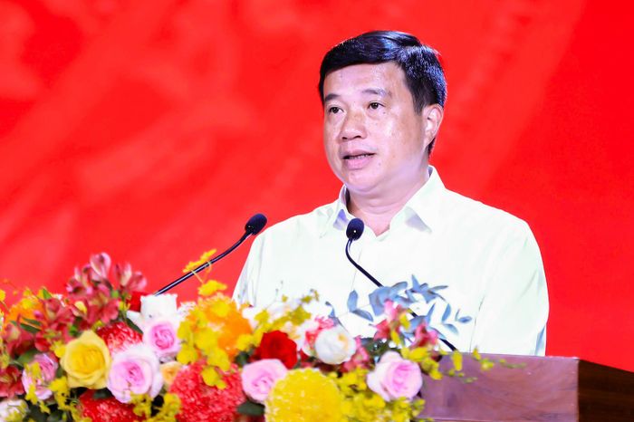Bí thư Tỉnh ủy, Trưởng Đoàn ĐBQH tỉnh Lâm Đồng Y Thanh Hà Niê Kđăm phát biểu kết luận tại hội nghị