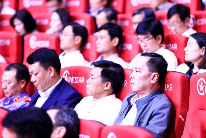 Các đại biểu theo dõi bài phát biểu của Thường trực Tỉnh ủy Lâm Đồng
