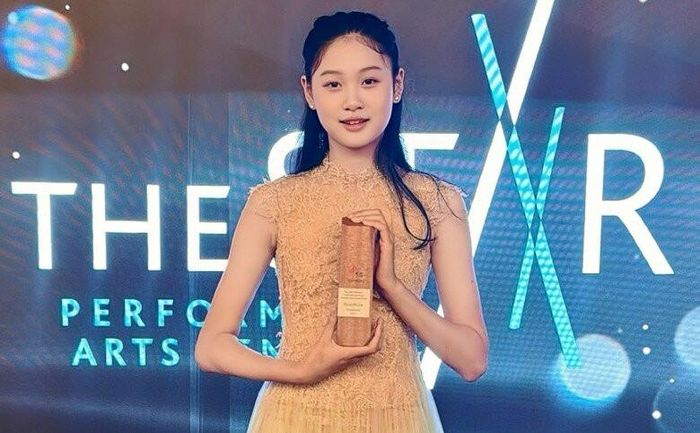 Tiểu Panda thừa hưởng chiều cao và nhan sắc giống mẹ.