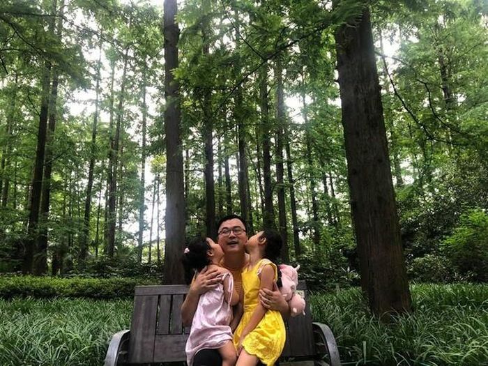 Nam doanh nhân người Trung Quốc thường cùng gia đình đi du lịch.