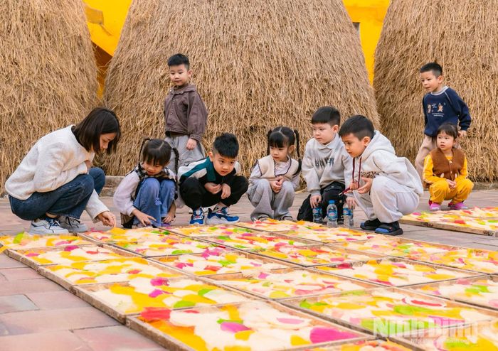 Các em nhỏ hào hứng khám phá không gian làng nghề và quy trình sản xuất xà bông thảo dược tại Hợp tác xã Sinh Dược.