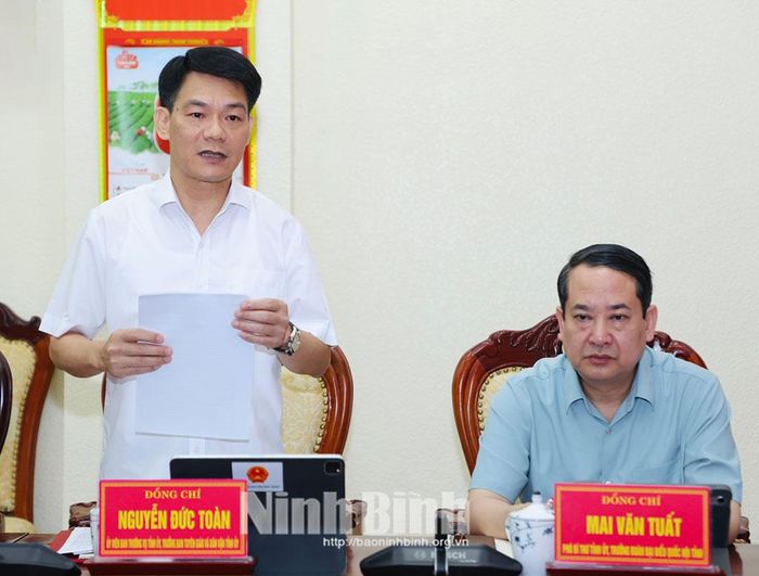 Đồng chí Nguyễn Đức Toàn, Ủy viên Ban Thường vụ Tỉnh ủy, Trưởng Ban Tuyên giáo và Dân vận Tỉnh ủy phát biểu tại hội nghị.