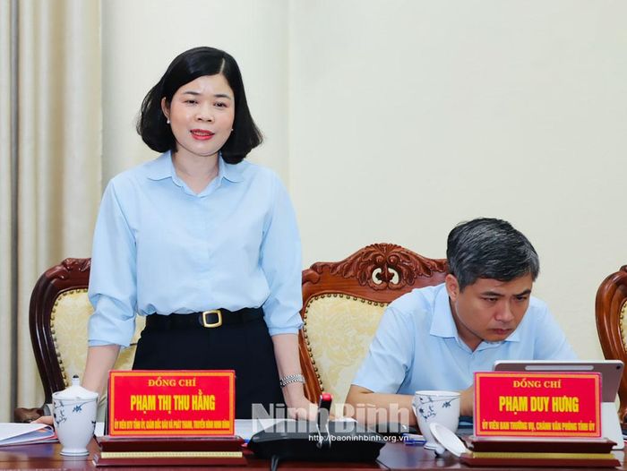 Đồng chí Phạm Thị Thu Hằng, Ủy viên Ban Thường vụ Tỉnh ủy, Giám đốc Báo và phát thanh, truyền hình Ninh Bình phát biểu tại hội nghị.