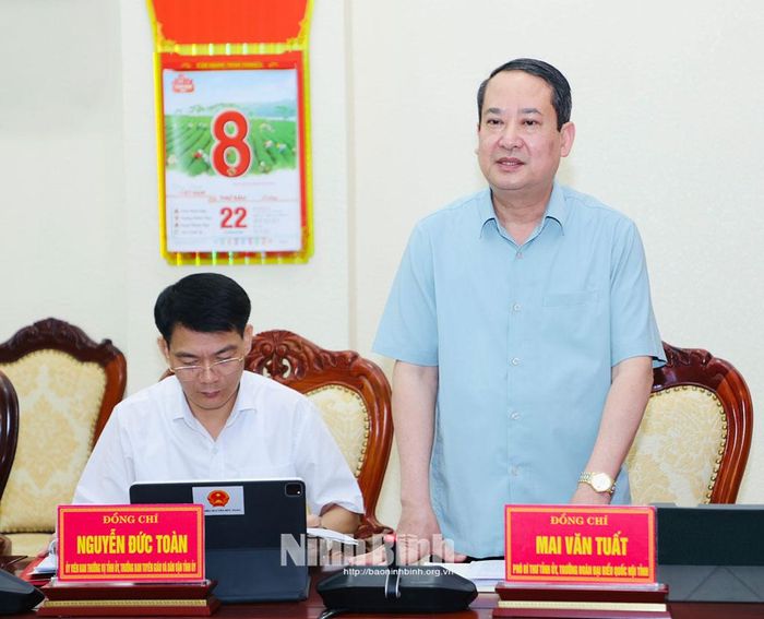 Đồng chí Mai Văn Tuất, Phó Bí thư Tỉnh ủy, Trưởng Đoàn đại biểu Quốc hội tỉnh phát biểu tại hội nghị.
