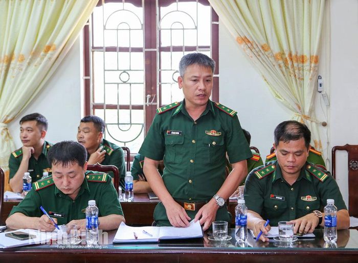 Đại diện lãnh đạo Đồn biên phòng Cửa Khẩu cảng Hải Thịnh phát biểu tại hội nghị.