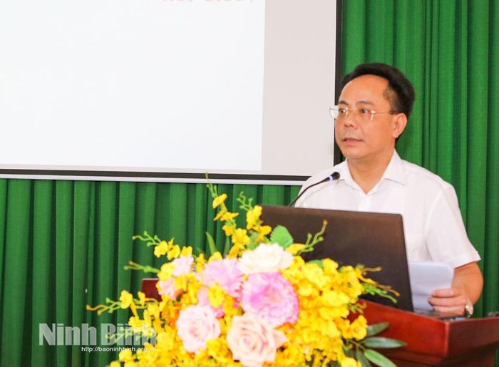Đồng chí Nguyễn Sinh Tiến, Phó Giám đốc Sở Nông nghiệp và Môi trường, Phó trưởng Ban Chỉ đạo IUU tỉnh phát biểu tại hội nghị.