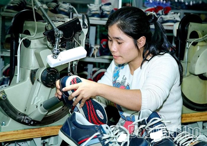 Các dự án FDI không chỉ có mặt ở các khu vực đô thị mà còn dịch chuyển về cả khu vực nông thôn và miền núi..., qua đó vừa đảm bảo tính cân bằng xã hội, vừa góp phần quan trọng giải quyết việc làm cho lao động địa phương (Ảnh chụp tại Công ty giày Lập Thạch, xã Lập Thạch).