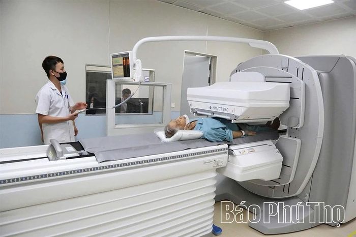 Với hệ thống máy Gia tốc Versa HD điều trị ung thư thế hệ mới nhất được trang bị từ năm 2025 và máy xạ hình SPECT/CT thế hệ mới được trang bị từ năm 2024, góp phần nâng cao hiệu quả điều trị ung thư tại Trung tâm.