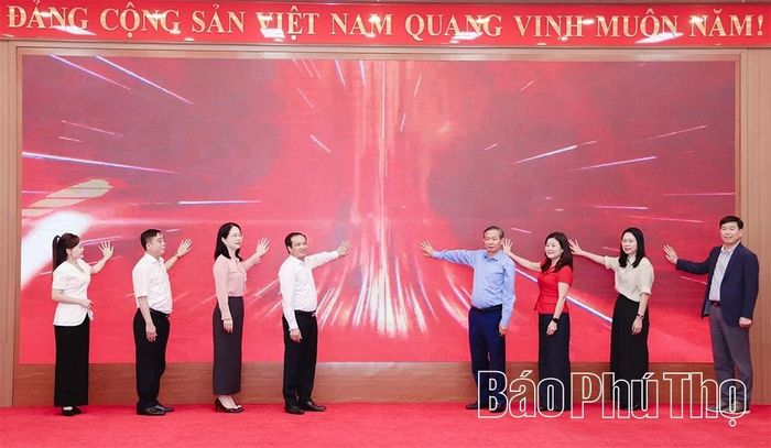 Các đại biểu bấm nút phát động Tháng Nhân đạo năm 2026.