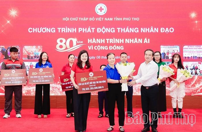 Các đồng chí: Lương Đức Minh - Trưởng Ban Tuyên giáo và Dân vận Tỉnh ủy; Lê Thị Quỳnh Trang - Chủ tịch Hội Chữ thập đỏ tỉnh tặng hoa và tiếp nhận biểu trưng hỗ trợ từ các cơ quan, đơn vị, doanh nghiệp, nhà hảo tâm trên địa bàn tỉnh.