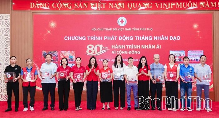 Hội Chữ thập đỏ tỉnh trao tượng trưng Thùng Quỹ Nhân đạo tới 10 đơn vị Hội Chữ thập đỏ xã, phường và các câu lạc bộ, đội tình nguyện viên tiêu biểu trên địa bàn tỉnh.