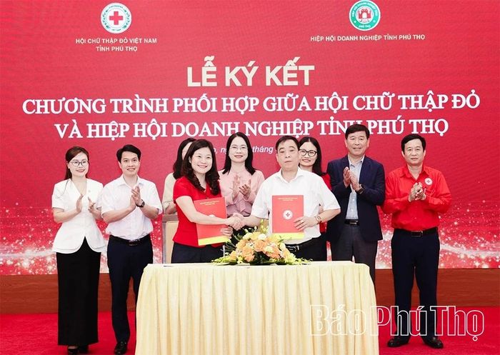 Lễ ký kết chương trình phối hợp giữa Hội Chữ thập đỏ và Hiệp hội Doanh nghiệp tỉnh.