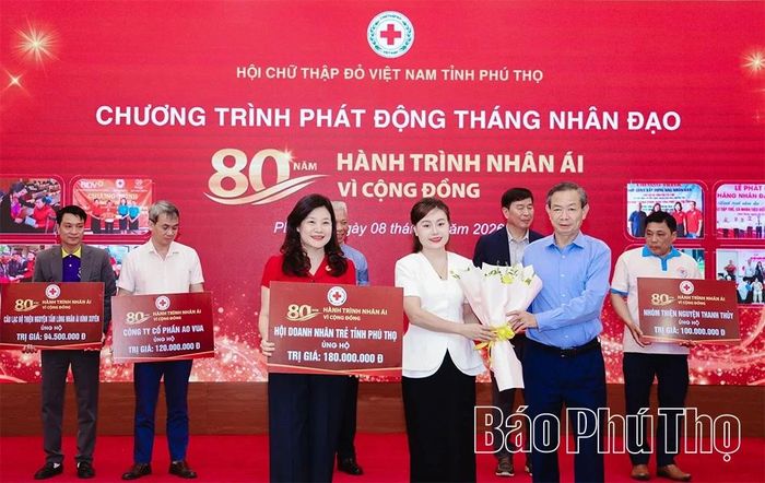 Các đồng chí: Đinh Công Thực - Phó Chủ tịch Thường trực Ủy ban MTTQ tỉnh; Lê Thị Quỳnh Trang - Chủ tịch Hội Chữ thập đỏ tỉnh tặng hoa và tiếp nhận biểu trưng hỗ trợ từ các cơ quan, đơn vị, doanh nghiệp, nhà hảo tâm trên địa bàn tỉnh.
