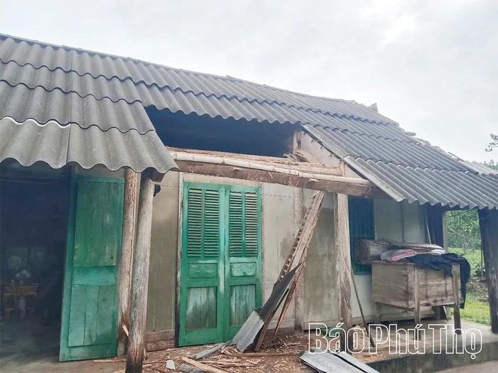 Gió mạnh làm hỏng mái nhà của người dân xã Chí Đám.