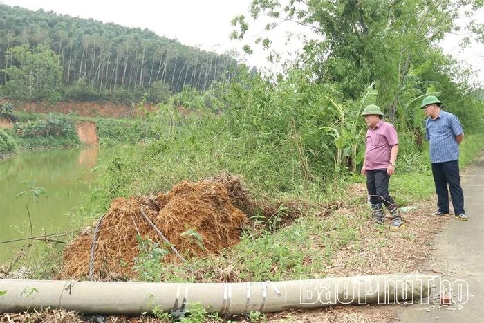 Lãnh đạo xã Chí Đám kiểm tra, chỉ đạo khắc phục thiệt hại do mưa, gió mạnh đêm 7/5 và rạng sáng 8/5.