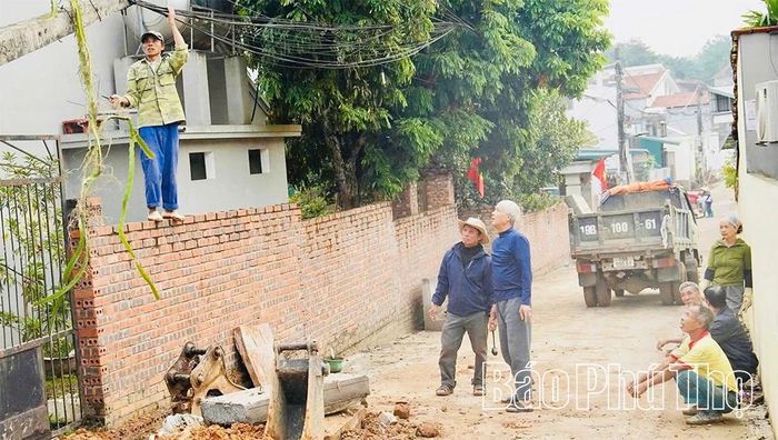 32 hộ dân khu Lâm Nghĩa (xã Lâm Thao), trong đó có nhiều hộ là cán bộ, đảng viên đã đồng thuận dịch rào, hiến đất để mở đường, tạo điều kiện cho địa phương triển khai xây dựng khu dân cư nông thôn mới kiểu mẫu.