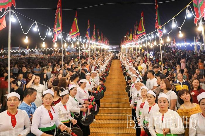 Giữa ánh sáng lung linh, tiếng chiêng vọng lại trong một cảm giác thiêng liêng, sâu thẳm.