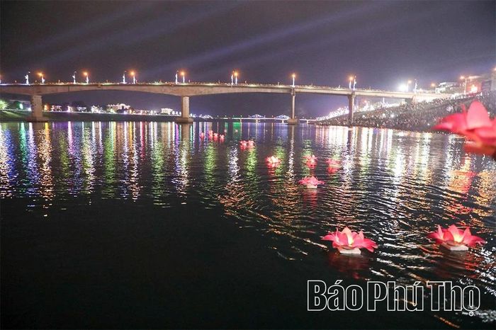 Khi dòng sông Đà thức giấc, lung linh giữa ánh đèn hoa đăng.