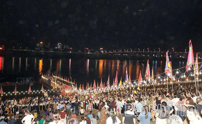 Giữa tiếng chiêng vọng núi và ánh hoa đăng trôi trên mặt nước, đâu đó vẫn có cảm giác hơi thở của phố chợ Phương Lâm xưa.